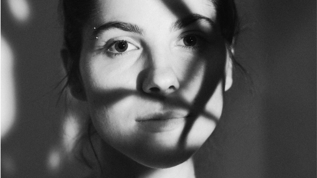 VE BEN YALNIZ: DENİZ TEKİN